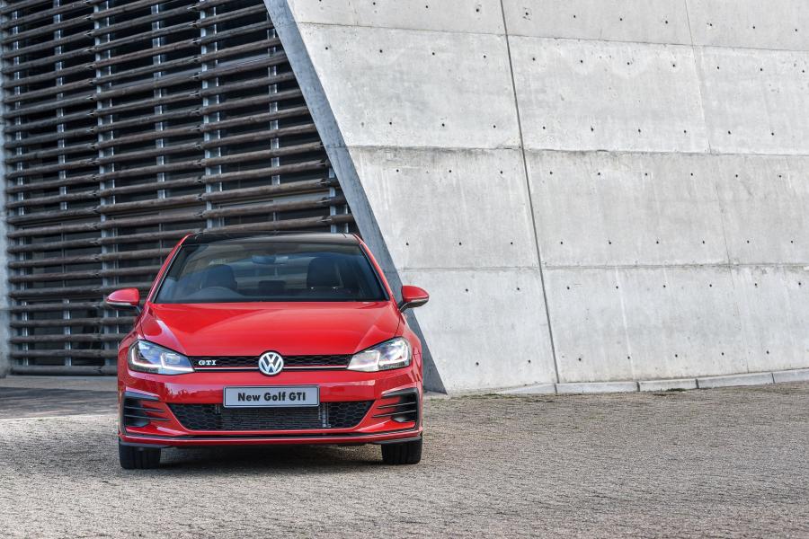  Volkswagen Golf GTI 5-Door 2017 года  (ZA) (фото 6 из 18)